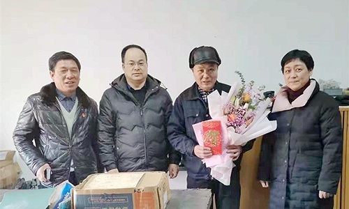 浙江省國(guó)防工業(yè)工會(huì)徐航主任、王哲（副處級(jí)調(diào)研員）代表省國(guó)防工業(yè)工會(huì)來(lái)公司慰問全國(guó)勞動(dòng)模范余昌琴和困難職工。